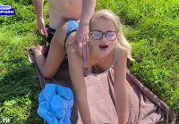 A bespectacled girl gave it in the ass in nature