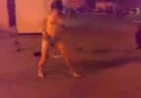 Borrachos bailando en la calle