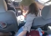 Esposa se masturba con un compañero de viaje en el coche