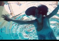 Playful Leech playfully muestra su cuerpo desnudo en la piscina