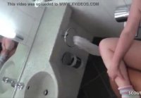 Atrapé a una mujer grande en el baño