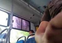 Joven mira como un chico masturbándose en el autobús