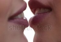 Beso excitante de dos lesbianas en primer plano