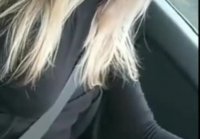 CHICA CONDUCIENDO Y SIN BRAGAS