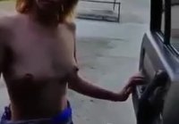 Piel desnuda en la calle fumando