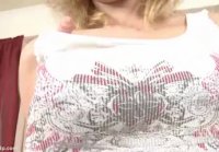 Upskirt amateur rubia shows apretado coño