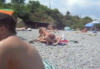 Una pareja joven folla en una playa nudista de Odessa