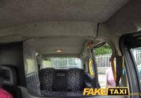 FakeTaxi Morena con gafas paga el