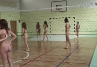 Chicas desnudas juegan voleibol