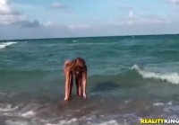 Дрочит на общественном пляже Fingering on public beach