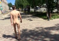 Chico desnudo caminando en público