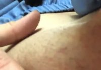 Joven estudiante juega travieso en el dormitorio