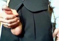 Amateur Papi acariciando duro en un traje