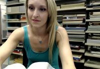 Ginger Banks Casi Pillada Desnuda en la Biblioteca