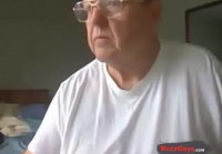 Viejo masturbándose su gran polla