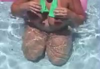 Kelly Divine films en un iPhone en the pool only for fans