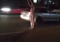 Una chica completamente desnuda caminó por la autopista en Kiev Ucrania