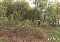 Puta madura es follada por chicos en el bosque