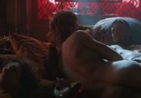 Escena de cama con Josephine Gillan y Zena Avramadis ( ! erotica