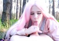 La chica anime llevó al chico al bosque para chupárselo tranquilamente