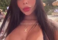 Chica latina tetona mostrar tetas en la playa