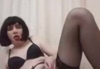 Travesti se folla a sí mismo con un consolador