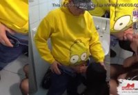 Un chico con gafas se folla a una morena tetona en el baño