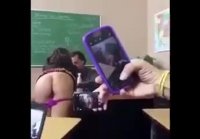 Chica sin bragas habla con el profesor, y la gente película