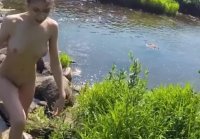 Joven en la naturaleza desnuda lavada succionada