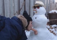 Una chica folla con un muneco de nieve en la calle ya un hombre