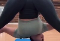 Chica hace yoga