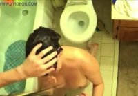 Joven follando duro en el baño