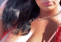 Chica madura jugosa con enormes tetas se toma una selfie