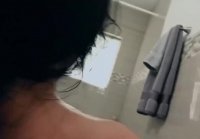 Morena y sexo en el baño