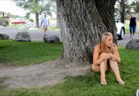 Estudiantes follan en el parque temprano la mañana