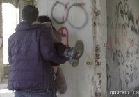 Atrayendo a chica para fuck en un lugar abandonado