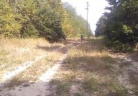 Fumando desnudo en el campo