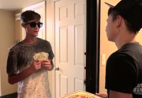 Bare Twinks Pizza Boy Gana Su propina   ...ck