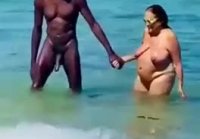 Delfín y sirena en una playa nudista