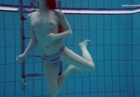 Red haired Liza Bubarek takes off her swimsuit swimming under water