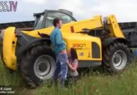 Conductor de tractor folla morena cerca del tractor SP