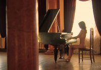 Pianista desnuda tocando su música