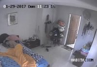 Mamá constantemente camina desnuda por la casa.