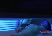 Chica masturbándose en solarium