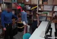 Dos novias zorras chupando y follando con un guardia de seguridad