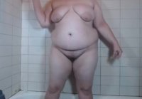 BBW posando desnuda en la ducha