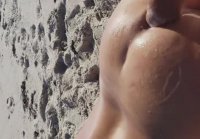 Puños en una playa nuda