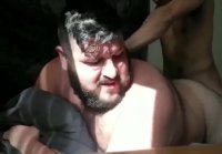 Gordito barbudo es follado por el culo en la cama