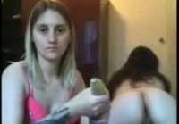 La anfitriona puso a la chica a lo perrito y la folló con un plátano por el culo