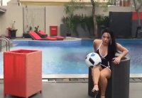 Encantadora bombita latina lo hace con una pelota de futbol